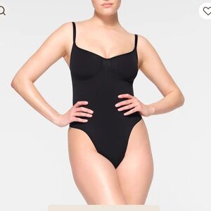 SKIMS - Sculpting thong bodysuit - size Large.